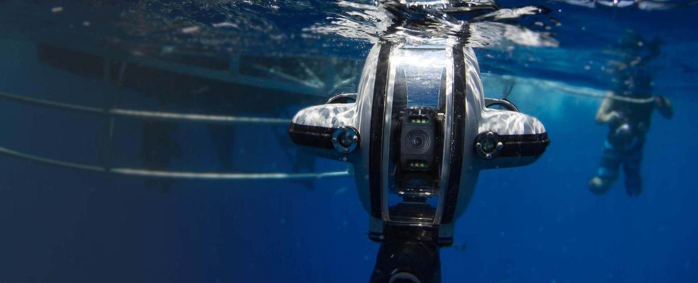 Robot submarino ROV Deep Trekker inspeccionando bajo el agua